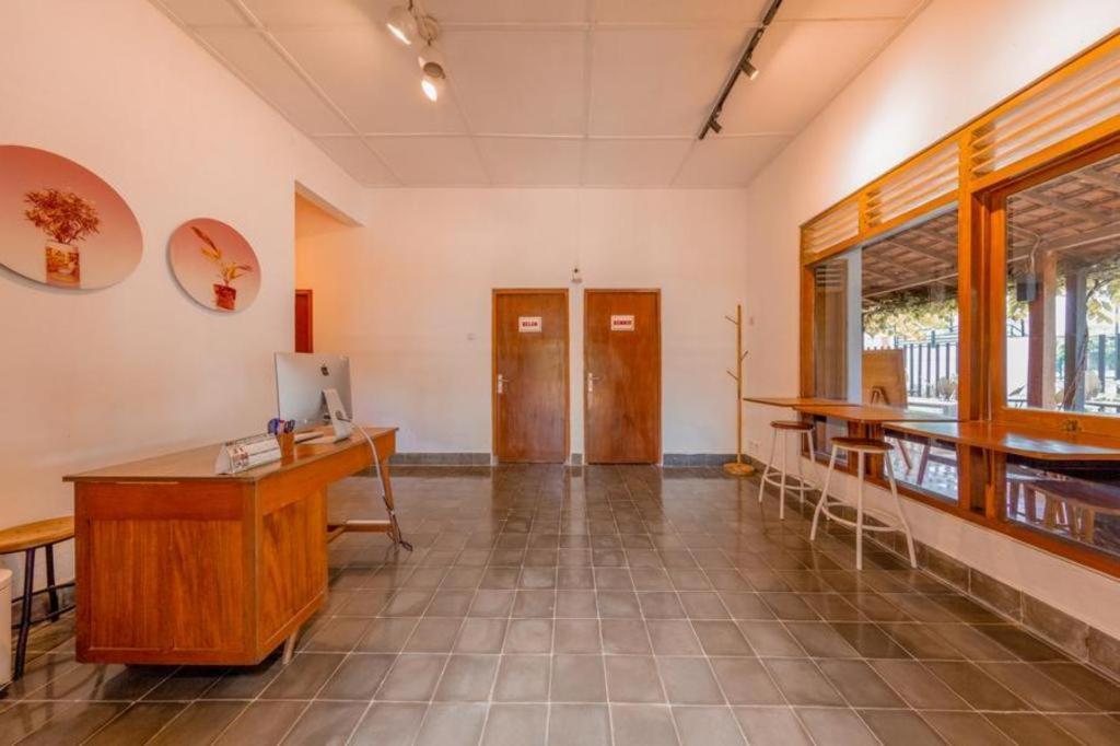 Bhumi Hostel Джокьякарта Экстерьер фото