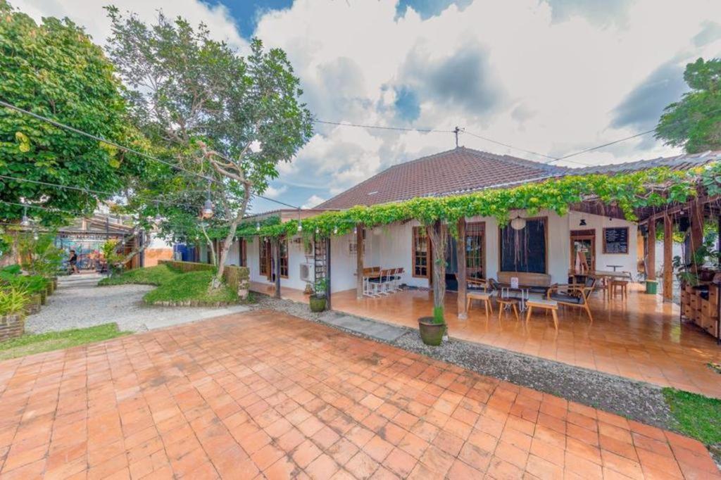 Bhumi Hostel Джокьякарта Экстерьер фото
